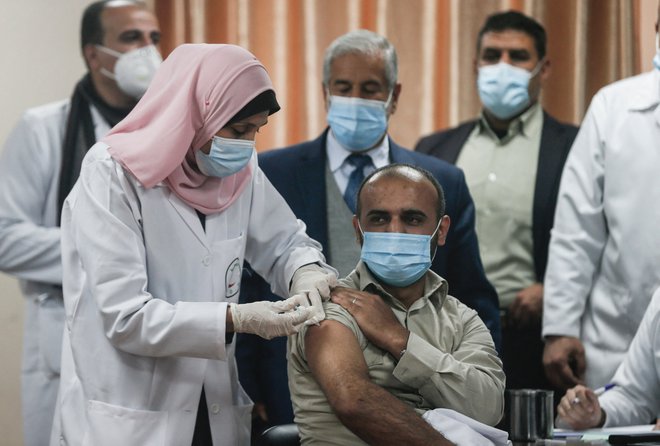 V Gazi se je začelo cepljenje z ruskim cepivom Sputnik V. FOTO: Mahmud Hams/AFP