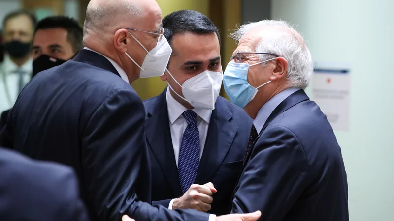 Fotografija: Josep Borrell v pogovoru z grškim in italijanskim zunanjim ministrom. FOTO: Yves Herman/Reuters
