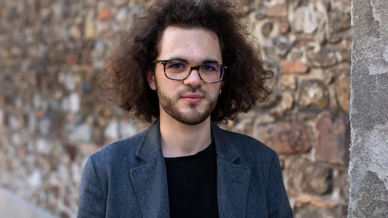 Fotografija: Gibanje med kruto oddaljenostjo sveta in možnostjo človeške bližine v njem se vzpostavlja kot bistven moment nastajajoče poetike Lare Gobec, meni Martin Justin. FOTO: Voranc Vogel