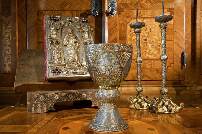 Tasilov kelih in nekateri drugi predmeti iz zakladnice samostana  FOTO: promocijsko gradivo