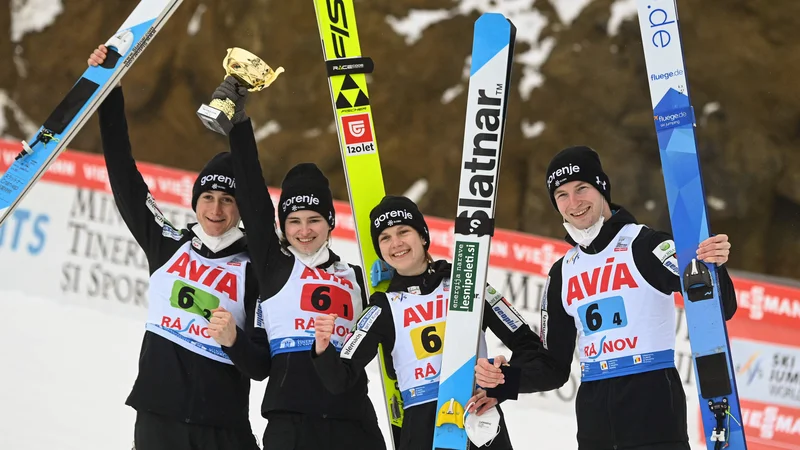 Fotografija: Nika Križnar (druga z leve) in Ema Klinec (tretje z leve) sta se skupaj s Cenetom Prevcem (levo) in Žigo Jelarjem (desno) na sobotni generalki v Rasnovu veselili drugega mesta na tekmi mešanih ekip v smučarskih skokih in z njim krstnih stopničk na tovrstnih preizkušnjah med elito. FOTO: Daniel Mihailescu/AFP