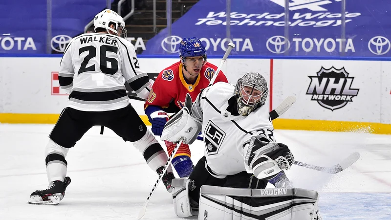 Fotografija: Vratar Los Angeles Kings Jonathan Quick je pri zanesljivi zmagi še 54. v karieri v NHL ohranil mrežo nedotaknjeno. FOTO: Jeff Curry/Usa Today Sports