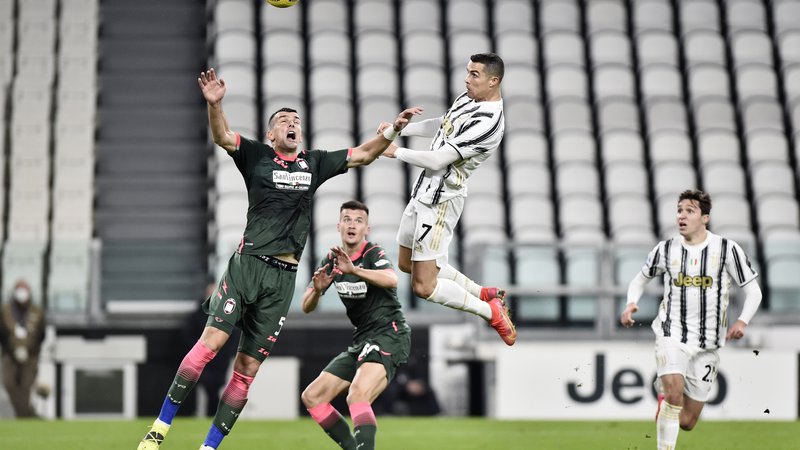 Fotografija: Cristiano Ronaldo je z nebeškima skokoma in goloma, 17. in 18. v tej sezoni, odločil zadnjo tekmo 23. kola italijanskega prvenstva. FOTO: Massimo Pinca/Reuters