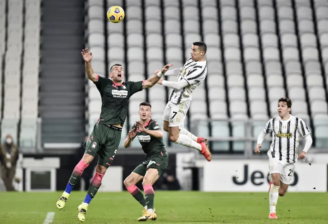 Cristiano Ronaldo je z nebeškima skokoma in goloma, 17. in 18. v tej sezoni, odločil zadnjo tekmo 23. kola italijanskega prvenstva. FOTO: Massimo Pinca/Reuters