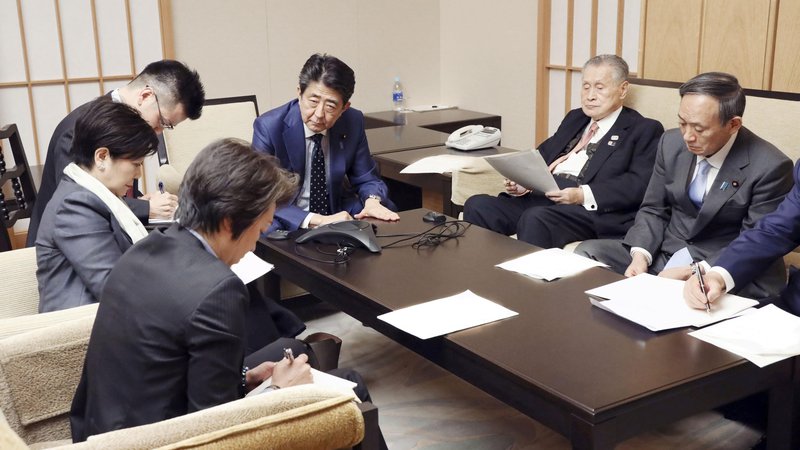 Fotografija: Olimpijske igre podpirajo tudi voditelji najbolj razvitih držav, a Mednarodni olimpijske komite in prireditelji s predsednico organizacijskega komiteja Seiko Hašimoto (levo) imajo težave z javno podporo Japoncev. FOTO: Kyodo/Reuters