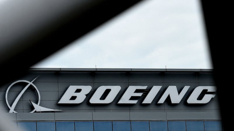Fotografija: Težave z motorji predstavljajo nov udarec za ameriškega proizvajalca letal Boeing po več odmevnih nesrečah v minulih letih. FOTO: Olivier Douliery/AFP