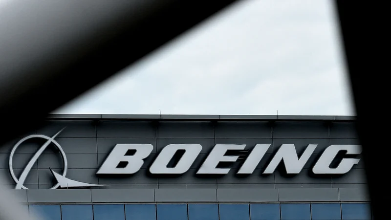 Fotografija: Težave z motorji predstavljajo nov udarec za ameriškega proizvajalca letal Boeing po več odmevnih nesrečah v minulih letih. FOTO: Olivier Douliery/AFP