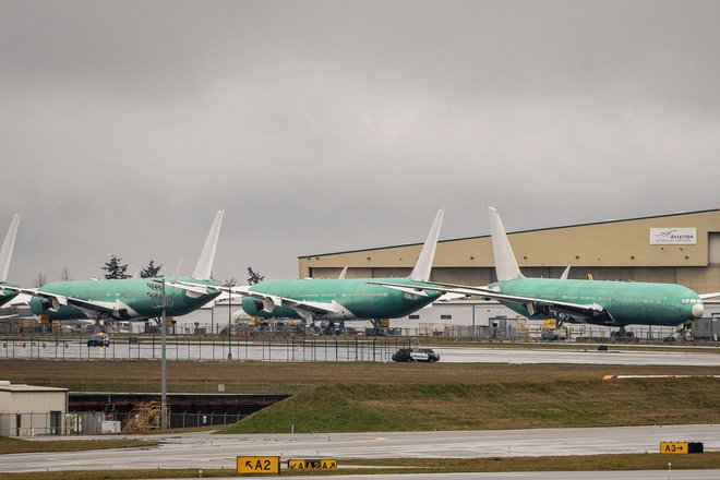 Vsa letala boeing 777 z enako vrsto motorja so prizemljili po sobotni nesreči. FOTO: David Ryder/AFP
