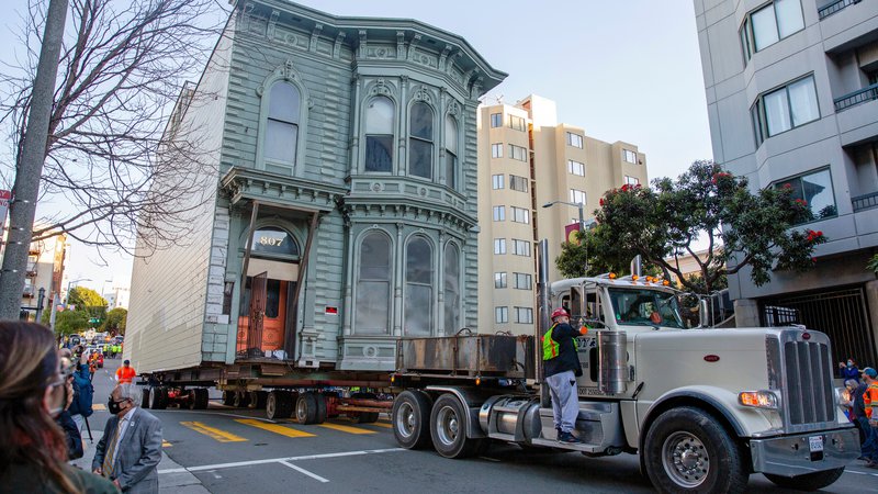 Fotografija: 139 let staro viktorijansko hišo, znano kot Englanderjeva hiša, so naložili na tovornjak in jo premestili na novo lokacijo v San Franciscu, oddaljeno šest ulic stran, saj naj bi na prvotni lokaciji zgradili osemnadstropno stanovanjsko hišo. FOTO: Brittany Hosea-small/Reuters