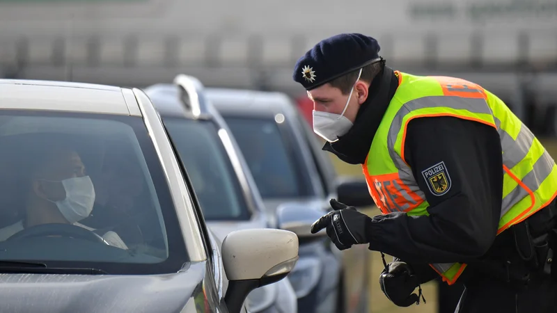 Poleg tega so v Bruslju nezadovoljni z izjemami, za katere ne velja prepoved vstopa. FOTO: Matthias Rietschel/Reuters