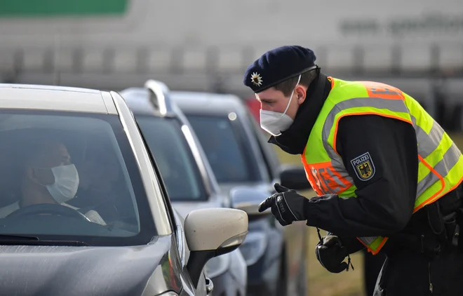 Poleg tega so v Bruslju nezadovoljni z izjemami, za katere ne velja prepoved vstopa. FOTO: Matthias Rietschel/Reuters