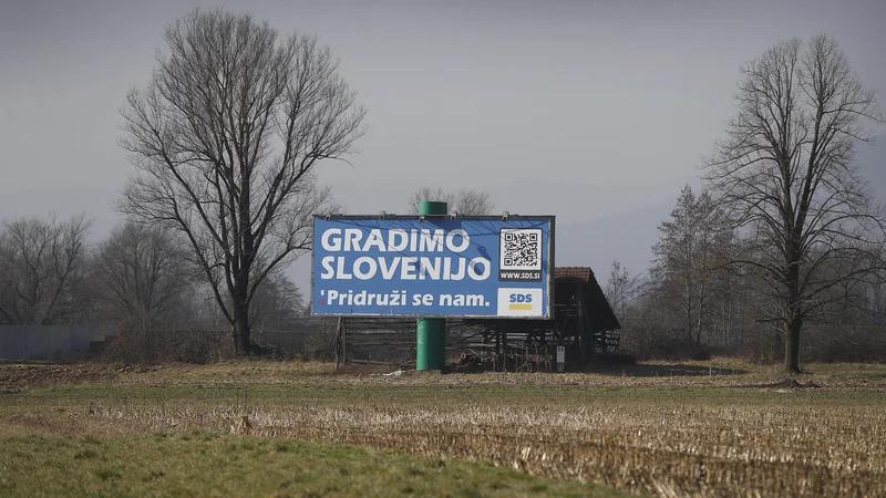 Fotografija: SDS skrbno neguje svojo volilno bazo, tako s plakatnimi akcijami, kot tudi z močno uporabo družbenih omrežij. FOTO: Leon Vidic