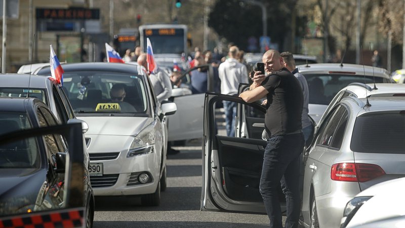 Fotografija: Taksisti so svoja vozila ustavili na Šubičevi ulici in drugih ulicah okoli poslopja državnega zbora v Ljubljani. FOTO: Blaž Samec/Delo