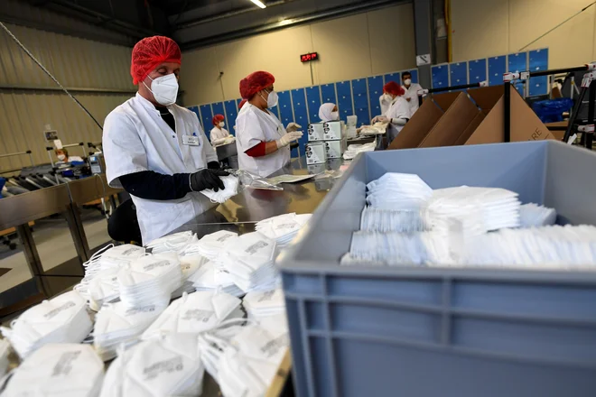 Švedi pripročajo zaščitne maske. FOTO: Andreas Gebert/Reuters