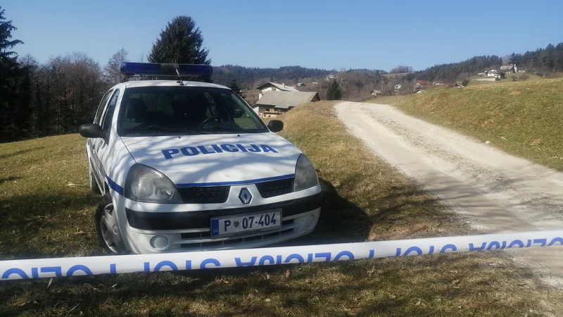 Fotografija: Kraj zločina so varovali policisti. FOTO: Aleš Andlovič