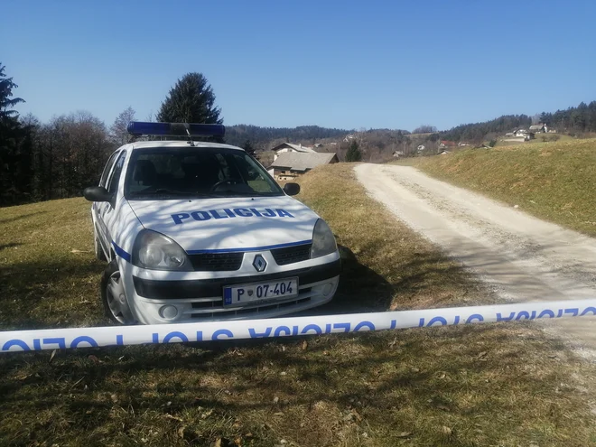 Kraj zločina so varovali policisti. FOTO: Aleš Andlovič