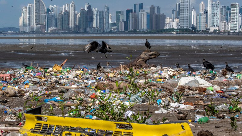 Fotografija: Odpadna plastika na panamskih plažah. FOTO: Luis Acosta/AFP