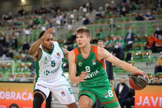 Edo Murić (desno) se je v tej sezoni že veselil dveh zmag nad Krko. Levo branilec Novomeščanov Roderick Camphor. FOTO: ABA