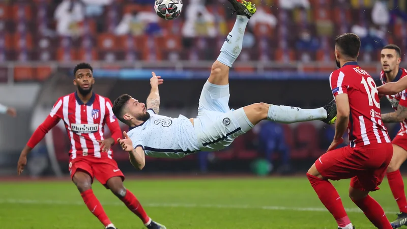 Fotografija: Olivier Giroud se je izkazal z izjemnim golom. FOTO: Stefan Constantin/Reuters