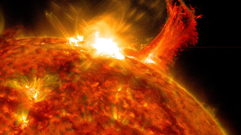 Fotografija: Visoke temperature atomom plina v zvezdi odstranijo elektrone ter ustvarijo juho nabitih delcev oziroma plazmo. Ob ustreznih okoliščinah se ta izstreli v vesoljski prostor. Vir Nasa