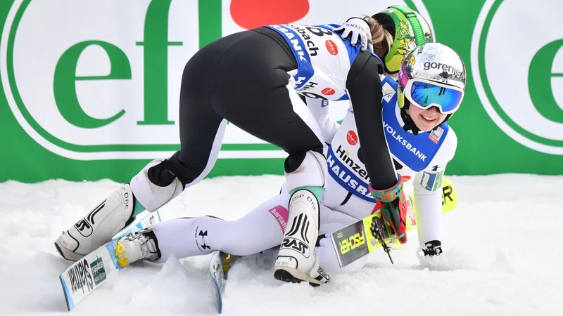 Fotografija: Nika Križnar in Ema Klinec sta bili na prvem treningu na srednji skakalnici v Oberstdorfu med najdaljšimi. FOTO: Barbara Gindl/AFP
