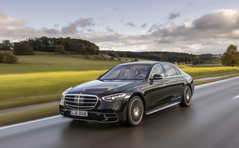 Fotografija: Mercedes-Benzov najbolj razkošen in najbolj sodoben avtomobil nastaja v najsodobnejši tovarni v stuttgartskem predmestju Sindelfingen. Factory 56 omogoča brezhibno kakovost proizvodnje, ki je povsem ogljično nevtralna. V primerjavi s konvencionalnimi tovarnami pa prihranijo tudi do 20 odstotkov energije. FOTO: Daimler AG