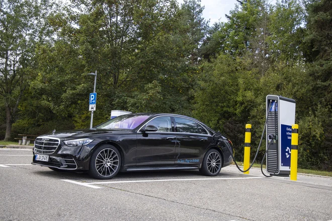 Pod pokrovom motorja so 6-valjni bencinski in dizelski motorji z močjo od 210 do 320 kW. Bencinske enote so serijsko opremljene z blagohibridno tehnologijo. V prihodnosti bo prišel na trg priključni hibrid z električnim dosegom 100 kilometrov. FOTO: Daimler AG