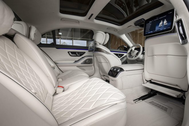 Notranjost je polna zaslonov. Osrednji zaslon velikosti 12,8 palca, ki je del informacijsko-zabavnega sistema MBUX druge generacije, je opremljen s tehnologijo OLED, voznika pa na izvršen ukaz opozori z nežnim vibriranjem. Vanj so prvič vključene tudi funkcije klimatske naprave. FOTO: Daimler AG