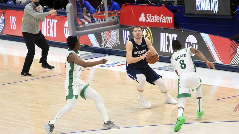 Fotografija: Luka Doncic je odločilno trojko zadel prek Kembe Walkerja. FOTO: Kevin Jairaj/Usa Today Sports