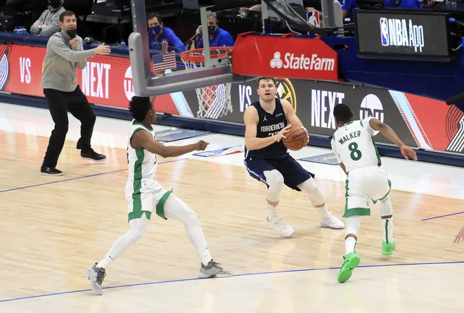 Luka Doncic je odločilno trojko zadel prek Kembe Walkerja. FOTO: Kevin Jairaj/Usa Today Sports