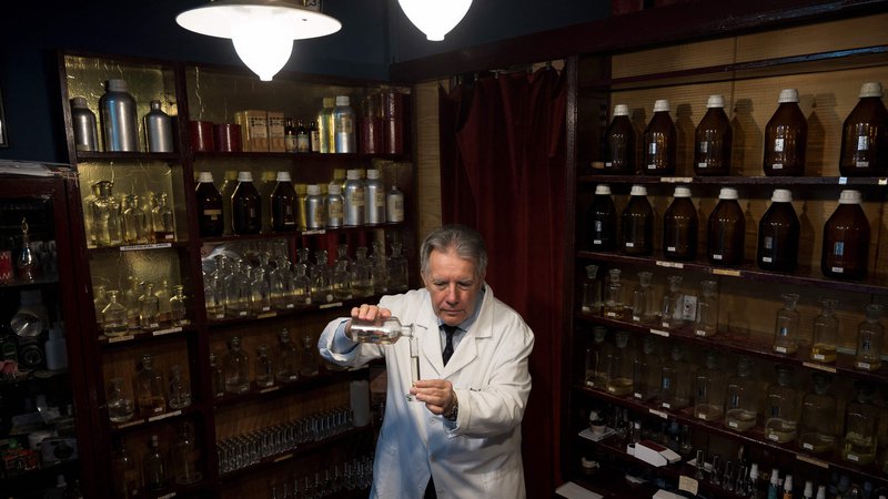 Fotografija: Portret Nenada Jovanova s steklenicami parfumov v svoji 67 let stari prodajalni parfumov v središču Beograda Trgovina, ki vsa ta leta mešasvoje parfume , je zadnja tovrstna v srbski prestolnici, zahvaljujoč družini Jovanov, ki si prizadeva ohraniti obrt pri življenju. FOTO: Andrej Isakovič/Afp