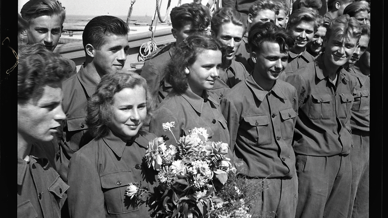 Fotografija: Zbor na šolski ladji Viševica 16. avgusta 1948 v Kopru
Foto Mario Magajna, Narodna in študijska knjižnica Trst