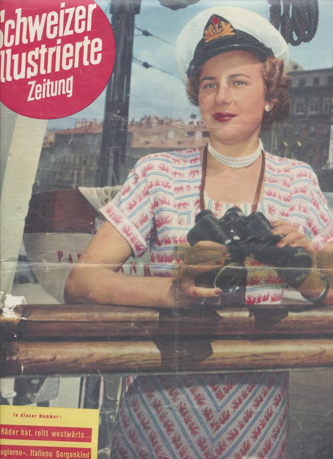Ko je Sava Kaluža sredi petdesetih delala v upravi Jugolinije na Reki, je švicarska revija <em>Schweizer Illustrierte Zeitung</em> objavila njeno sliko na naslovnici. Njen oče je po naključju videl revijo v Trstu, kupil več izvodov in jih odnesel v Postojno.
