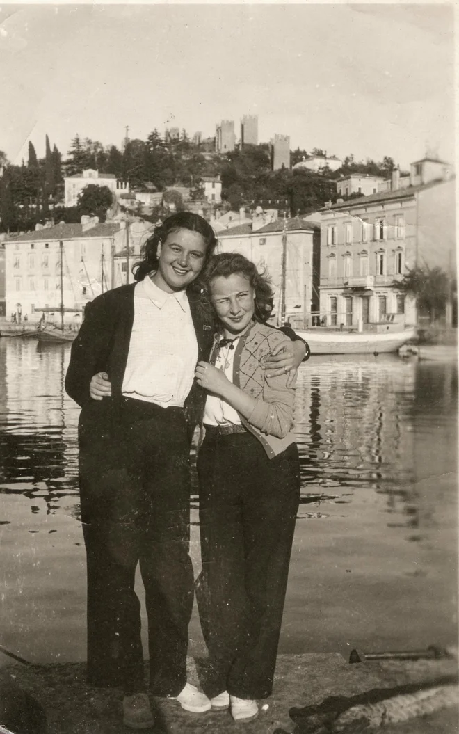 »Da bi bilo najino življenje polno tako brezskrbnega smeha, da bi bilo večen smehljaj,« je Jolandi na fotografijo zapisala Sava. Foto družinski arhiv
