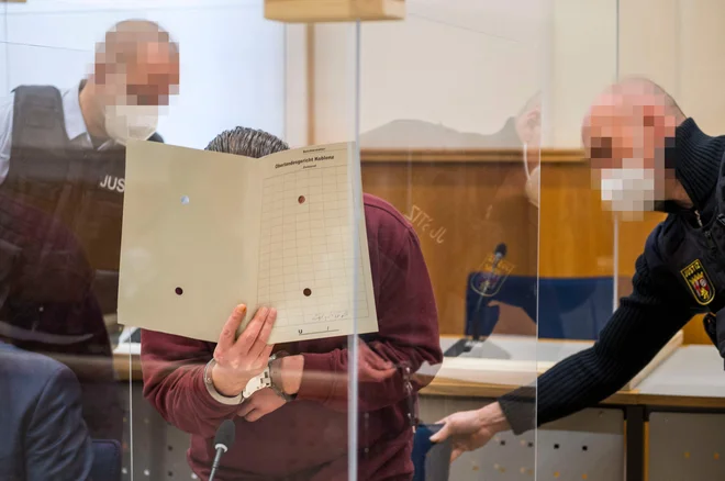 Ejad al Garib, nekdanji pripadnik sirske obveščevalne službe, je bil obsojen na štiri leta in pol zapora zaradi zločinov proti človečnosti, storjenih v Siriji. FOTO: Thomas Lohnes/AFP