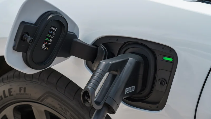 Fotografija: Britanski avtomobilski proizvajalec Jaguar Land Rover bo v okviru nove strategije do leta 2030 razvil električne verzije vseh modelov jaguar in land rover. FOTO: Nick Dimbleby/Jaguar Land Rover
