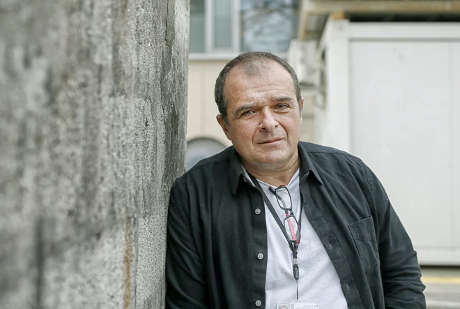 Predstojnik oddelka za hemofilijo Samo Zver, ki že leto dni poskuša priti do nujno potrebnega aparata, pravi, da prej kot na državni denar računa na denar od donacij. FOTO: Blaž Samec/Delo