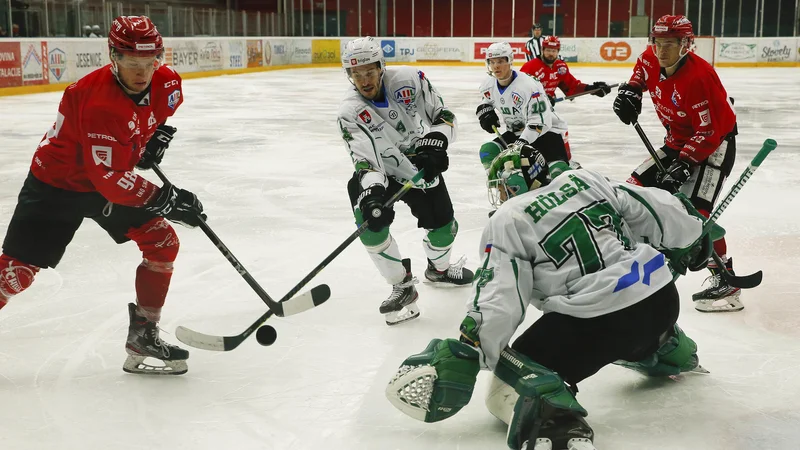 Fotografija: Bliža se novi derbi Olimpije in Jesenic, med zmaji bo takrat tudi novinec Marc-Olivier Vallerand. FOTO: Jože Suhadolnik/Delo