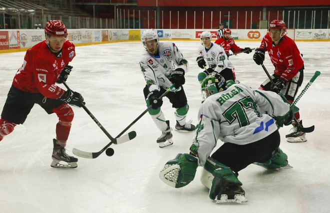Bliža se novi derbi Olimpije in Jesenic, med zmaji bo takrat tudi novinec Marc-Olivier Vallerand. FOTO: Jože Suhadolnik/Delo