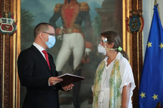 Venezuelski zunanji minister Jorge Arreaza in veleposlanica EU v Venezueli Isabel Brilhante Pedrosa. FOTO: Manaure Quintero/Reuters