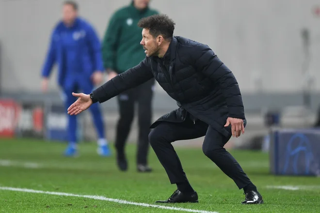 Diego Simeone je med tekmo s Chelseajem živčno poskakoval ob igrišču. FOTO: Daniel Mihailescu/AFP