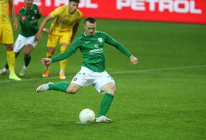 Tako kot soigralci tudi cenjeni Olimpijin napadalec Đorđe Ivanović tokrat ni bil učinkovit. FOTO: Jože Suhadolnik/Delo