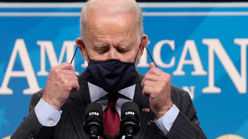 Fotografija: Predsednik Joe Biden se v družbenopolitičnih usmeritvah oddaljuje od predhodnika Donalda Trumpa, v gospodarskem nacionalizmu pa se mu ponekod že približuje. FOTO: Jonathan Ernst/Reuters