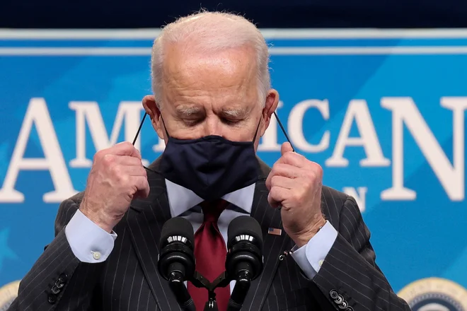 Predsednik Joe Biden se v družbenopolitičnih usmeritvah oddaljuje od predhodnika Donalda Trumpa, v gospodarskem nacionalizmu pa se mu ponekod že približuje. FOTO: Jonathan Ernst/Reuters