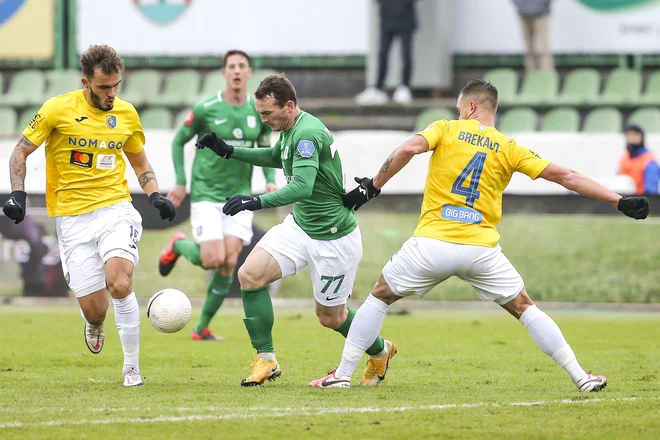 Branilski dvojec Brava David Brekalo (desno) in Vanja Drkušić v Celju ni blestel, tako kot ni Đorđe Ivanović v derbiju Ljubljanske kotline. FOTO: Voranc Vogel/Delo