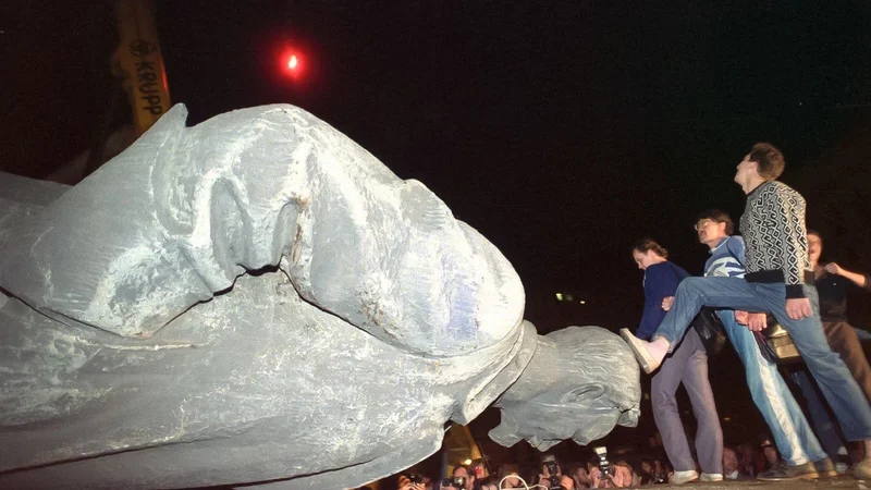 Fotografija: Petnajsttonski kip očeta boljševistične tajne policije Feliksa Dzeržinskega je pred množico avgusta 1991 rešil žerjav. FOTO: AFP