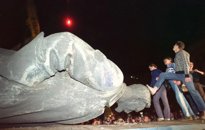 Petnajsttonski kip očeta boljševistične tajne policije Feliksa Dzeržinskega je pred množico avgusta 1991 rešil žerjav. FOTO: AFP