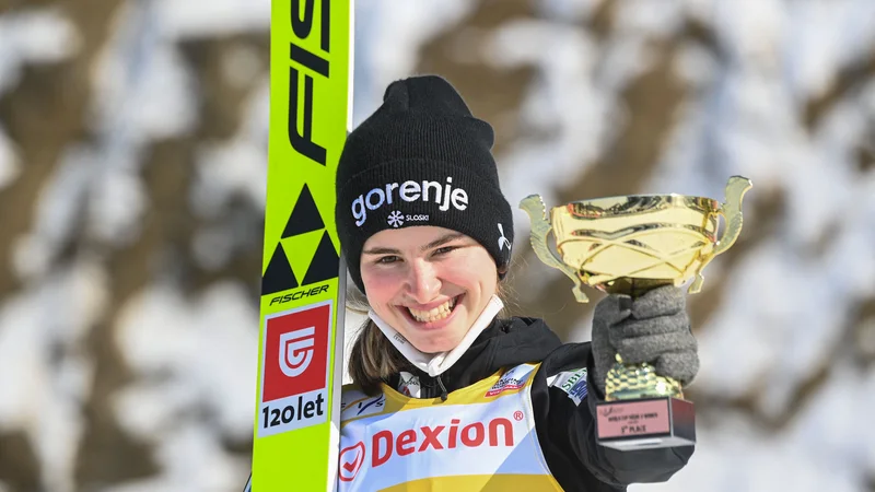 Fotografija: Nika Križnar je v Oberstdorf pripotovala s širokim nasmehom in rumeno majico vodilne skakalke v svetovnem pokalu. FOTO: Daniel Mihailescu/AFP