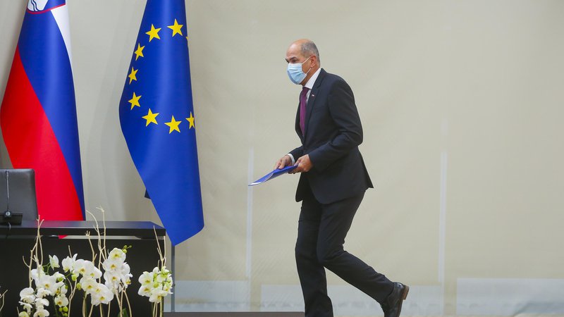 Fotografija: Premier Janez Janša bi rad dosegel ponovitev razpisa, saj mu kandidata za evropska tožilca nista pogodu. FOTO: Jože Suhadolnik/Delo
