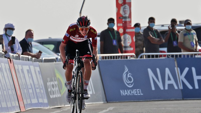 Fotografija: Tadej Pogačar je vodilni kolesar na dirki po Združenih arabskih emiratih. FOTO: Giuseppe Cacace/AFP